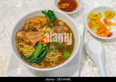 Schüssel mit geschmortem Rinderbraten im chinesischen Restaurant Stockfoto