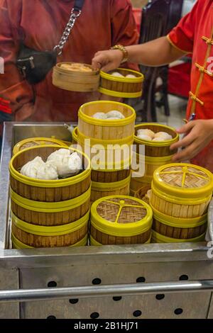 Kellnerin catering dimsum in Bambus steamer Boxen in der chinesischen Restaurant Stockfoto