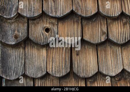 Alte Holzdachschindeln mit Kopierraum. Edlige schäbige, warme Holzstruktur mit Schälchen und Spuren von Knoten für abstraktes Design Stockfoto