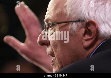 Charleston, Vereinigte Staaten. Februar 2020. Der demokratische Präsidentschaftskandidat Bernie Sanders wird im Spin-Room nach der CBS Democratic Presidential Primary Debatte im Charleston Gaillard Center interviewt. Credit: Sopa Images Limited/Alamy Live News Stockfoto