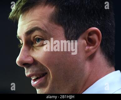 Charleston, Vereinigte Staaten. Februar 2020. Der demokratische Präsidentschaftskandidat Pete Buttigieg wird im Spin-Room nach der CBS-Debatte zur demokratischen Präsidenten-Hauptwahl im Charleston Gaillard Center interviewt. Credit: Sopa Images Limited/Alamy Live News Stockfoto