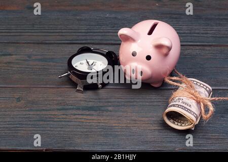 Wecker piggy Bank auf altem Holzhintergrund Stockfoto