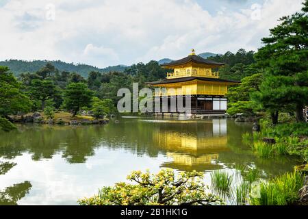 Kinkakuji oder der Tempel des Goldenen Pavillons in Kyoto ist ein beliebtes Touristenziel und eines der UNESCO-Welterbestätten der Stadt, Japan Stockfoto