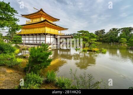 Der schöne Tempel des Goldenen Pavillons (Kinkakuji), der bekannteste Zen-Buddhistische Tempel von Kyoto, Japan Stockfoto