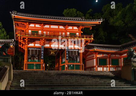 Blick auf den Yasaka-Schrein, einer der berühmtesten Shinto-Schreine von Kyoto Stockfoto