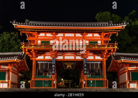 Kyoto, Japan, 16. August 2019 - Nachtansicht des Haupteingangs des Yasaka-Schreins im Gionviertel Stockfoto