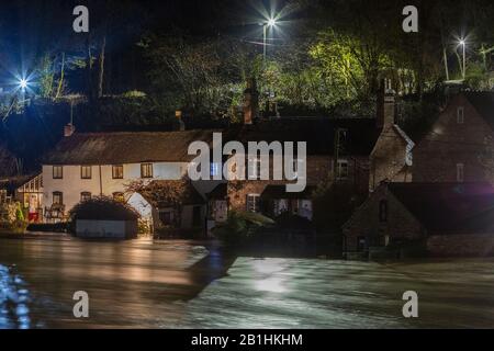 Ironbridge, Großbritannien. Februar 2020. 2:3 Uhr morgens, eine Woche später aus früheren Aufzeichnungen, und Ironbridge erlebte erneut Rekordhochwasserstände. Da die Nachtwerte auf dem Fluss Severn prognostiziert werden, dass sie auf etwa die gleiche Höhe wie die Hochwasserschutzanlagen erreichen werden, wurden die Finger überschritten, dass die Verteidigung nicht durchbrochen würde. Um 3 Uhr morgens lagen die Flusspegel in der Nähe der Spitze der Barrieren entlang der Wharfage, seitliche Bewegungen konnten an Stellen in den Barrieren beobachtet werden und Wasser war auf beiden Seiten der Hochwasserschutzanlagen sichtbar. Credit: Paul Bunch/Alamy Live News Stockfoto