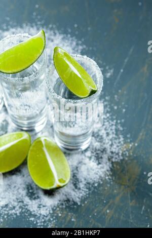 Mexikanischer Tequila in kurzen Gläsern mit Kalk und Salz Stockfoto