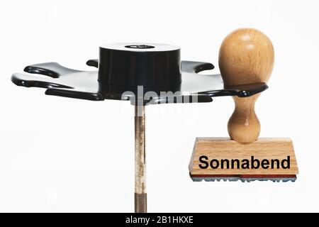 In einer Stempelablage hängt ein Stempel mit der Aufschrift Sonnabend (Samstag) Stockfoto