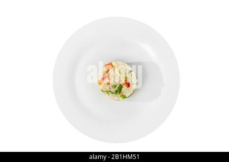 Langkornreis mit Gemüse, gekochte Portion Beilage auf einem Teller auf einem weiß isolierten Hintergrund, Ansicht von oben. Appetitliches Gericht für die Speisekarte Stockfoto