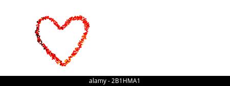 Bemaltes rotes Herz aus vielen kleinen Herzen Konfetti. Valentines Tageskonzept. Banner. Isoliert auf weißem Hintergrund. Stockfoto