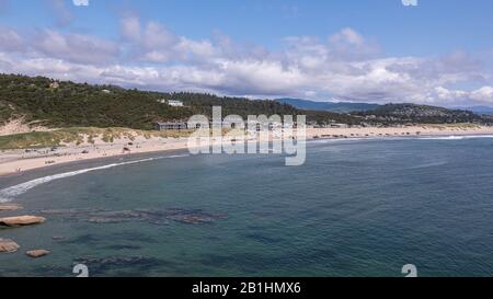 Panoramablick auf eine Pazifikstadt, Oregon, von der Spitze der Sanddüne von Cape Kiwanda. Stockfoto