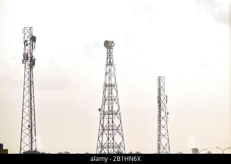 Fernmeldeturm von Mobiltelefonen oder Mobiltelefonen, Fernmeldeturm mit Antennen gegen Himmel. Stockfoto