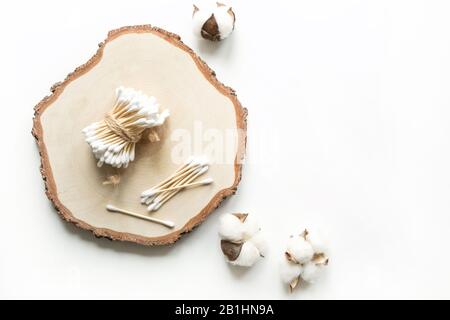 Bamboo Ohrstöpsel, natürliche organische Kosmetik, Baumwolle. Null-Abfall-Konzept für die Körperpflege. Rettet den Planeten. Stockfoto