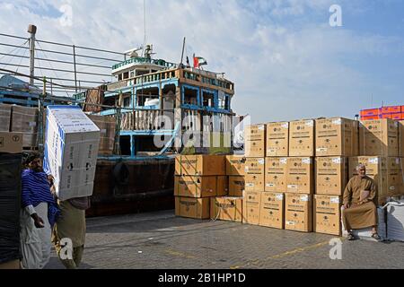 Dubai, vae - 2020.02.22: Elektrische Waren aus Übersee werden auf eine Holzdhow geladen, die für den iran am dubai Creek bestimmt ist Stockfoto