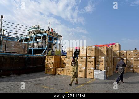 Dubai, vae - 2020.02.22: Elektrische Waren aus Übersee werden auf eine Holzdhow geladen, die für den iran am dubai Creek bestimmt ist Stockfoto