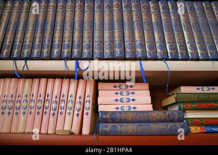 Die Bücher des Heiligen Quran auf einem Regal im Spielerraum der Moschee Stockfoto