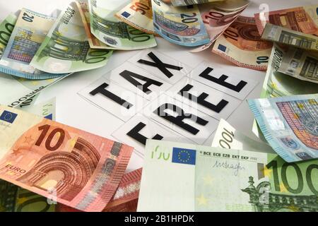 Euro Money Frame mit Steuerfreiem Wort im Hintergrund Stockfoto