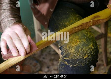 Artesan bei der Arbeit einen traditionellen Bogen machen Stockfoto