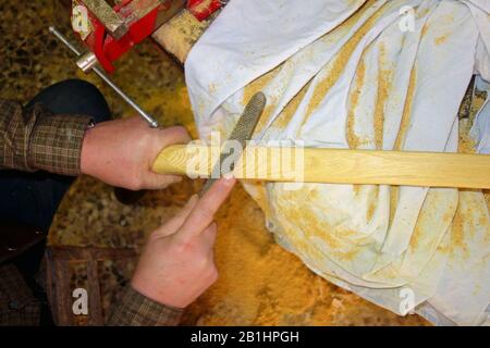 Artesan bei der Arbeit einen traditionellen Bogen machen Stockfoto