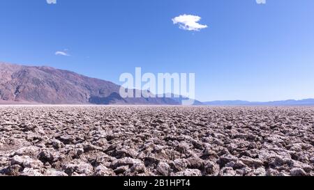 Blick auf den Devil's Golf Course - eine große Salzpfanne auf dem Boden des Todesals, gelegen in der Mojave-Wüste im Todes-Valley-Nationalpark, Kaliforni Stockfoto