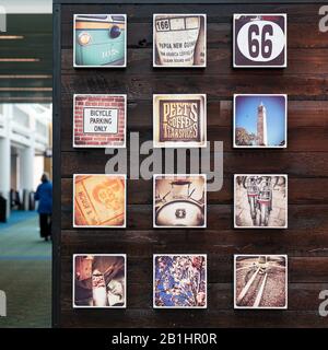 Portland, Oregon USA - 11. Mai 2019: Eine Wand mit benutzerdefinierten Bildern neben einem Café im Portland International Airport Stockfoto