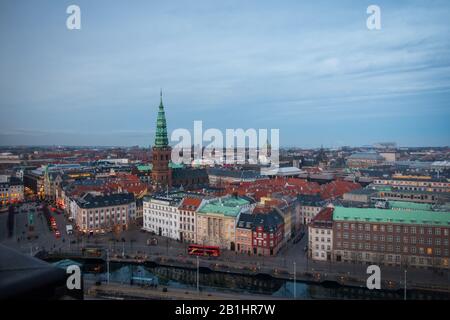 Stadtbild der Kopenhagener Innenstadt mit Kirchen, Kanälen und Palastkuppel. Tagesschuss, Verkehr sichtbar. Keine Leute, Copyspace. Stockfoto