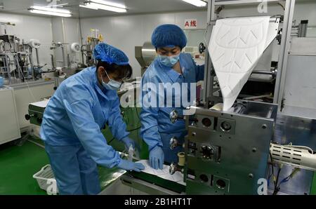 Taiyuan, Chinas Provinz Shanxi. Februar 2020. Mitarbeiter bearbeiten Masken in einem Werk im Quwo County, der nordchinesischen Provinz Shanxi, 25. Februar 2020. Credit: Wu Di/Xinhua/Alamy Live News Stockfoto