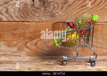 Warenkorb voller dekorierter Festeier. Ostergeschenk kaufen. Osterspende, Einkaufen an den Osterfeiertagen. Einkaufen im April. Saisonaler Frühling Stockfoto