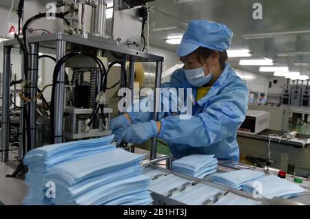 Taiyuan, Chinas Provinz Shanxi. Februar 2020. Mitarbeiter bearbeiten Masken in einem Werk im Quwo County, der nordchinesischen Provinz Shanxi, 25. Februar 2020. Credit: Wu Di/Xinhua/Alamy Live News Stockfoto