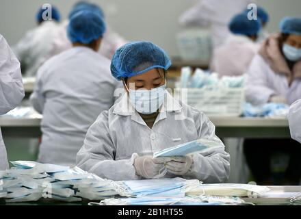 Taiyuan, Chinas Provinz Shanxi. Februar 2020. Mitarbeiter bearbeiten Masken in einem Werk im Quwo County, der nordchinesischen Provinz Shanxi, 25. Februar 2020. Credit: Wu Di/Xinhua/Alamy Live News Stockfoto