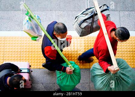 Peking, China. Februar 2020. Wanderarbeiter kommen am Bahnhof Beijing West in Peking an, der Hauptstadt Chinas, 26. Februar 2020. Ein Sonderzug, der 470 Gastarbeiter von Chongqing nach Peking transportierte, war angekommen. Credit: Xing Guangli/Xinhua/Alamy Live News Stockfoto