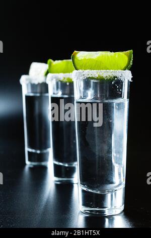 Mexikanischer Tequila in kurzen Gläsern mit Kalk und Salz Stockfoto