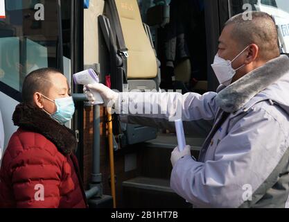 Peking, China. Februar 2020. Ein Arbeitsmigrant überprüft die Temperatur, nachdem er am Bahnhof Beijing West in Peking, der Hauptstadt Chinas, am 26. Februar 2020 angekommen ist. Ein Sonderzug, der 470 Gastarbeiter von Chongqing nach Peking transportierte, war angekommen. Credit: Zhang Chenlin/Xinhua/Alamy Live News Stockfoto