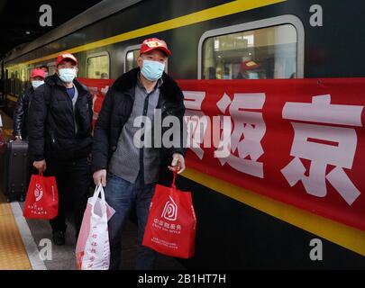 Peking, China. Februar 2020. Wanderarbeiter kommen am Bahnhof Beijing West in Peking an, der Hauptstadt Chinas, 26. Februar 2020. Ein Sonderzug, der 470 Gastarbeiter von Chongqing nach Peking transportierte, war angekommen. Credit: Zhang Chenlin/Xinhua/Alamy Live News Stockfoto