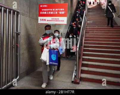 Peking, China. Februar 2020. Wanderarbeiter kommen am Bahnhof Beijing West in Peking an, der Hauptstadt Chinas, 26. Februar 2020. Ein Sonderzug, der 470 Gastarbeiter von Chongqing nach Peking transportierte, war angekommen. Credit: Zhang Chenlin/Xinhua/Alamy Live News Stockfoto