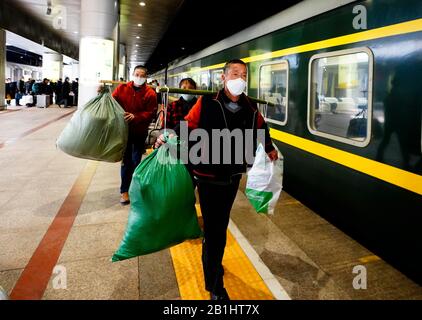 Peking, China. Februar 2020. Wanderarbeiter kommen am Bahnhof Beijing West in Peking an, der Hauptstadt Chinas, 26. Februar 2020. Ein Sonderzug, der 470 Gastarbeiter von Chongqing nach Peking transportierte, war angekommen. Credit: Xing Guangli/Xinhua/Alamy Live News Stockfoto