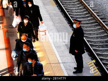 Peking, China. Februar 2020. Wanderarbeiter kommen am Bahnhof Beijing West in Peking an, der Hauptstadt Chinas, 26. Februar 2020. Ein Sonderzug, der 470 Gastarbeiter von Chongqing nach Peking transportierte, war angekommen. Credit: Xing Guangli/Xinhua/Alamy Live News Stockfoto