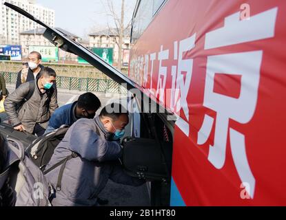 Peking, China. Februar 2020. Wanderarbeiter bereiten sich darauf vor, mit dem Bus zu fahren, nachdem sie am Bahnhof Beijing West in Peking, der Hauptstadt Chinas, am 26. Februar 2020 angekommen sind. Ein Sonderzug, der 470 Gastarbeiter von Chongqing nach Peking transportierte, war angekommen. Credit: Zhang Chenlin/Xinhua/Alamy Live News Stockfoto