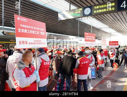 Peking, China. Februar 2020. Wanderarbeiter kommen am Bahnhof Beijing West in Peking an, der Hauptstadt Chinas, 26. Februar 2020. Ein Sonderzug, der 470 Gastarbeiter von Chongqing nach Peking transportierte, war angekommen. Credit: Zhang Chenlin/Xinhua/Alamy Live News Stockfoto