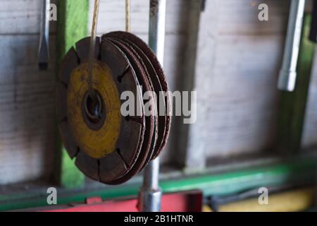 Kreisförmige Draht Bürste Schleifmaschine. Stahl-Schleifer in Garage. Stockfoto