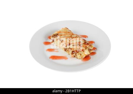 Süße Pfannkuchen gefüllt mit Berry Dekoration, Topping Erdbeer, auf einer Platte isolierten weißen Hintergrund. Dessert für ein Menü in einem Cafe, Restaurant, Kaffe Stockfoto