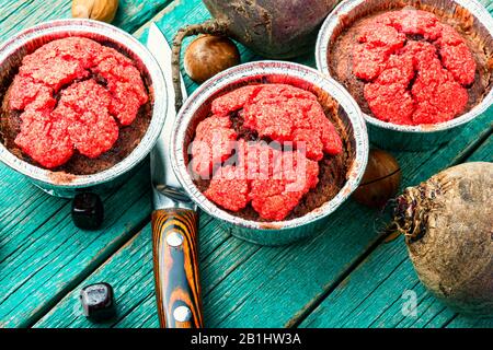 Diätetische Muffins aus der roten Beete mit Schokolade und Nüssen. Vegetarische Speisen Stockfoto