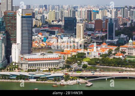 Skyline von Singapur über Marina Bay über das Fullerton Hotel und das Geschäftsviertel in Richtung Wohngegenden, Singapur, Asien Stockfoto