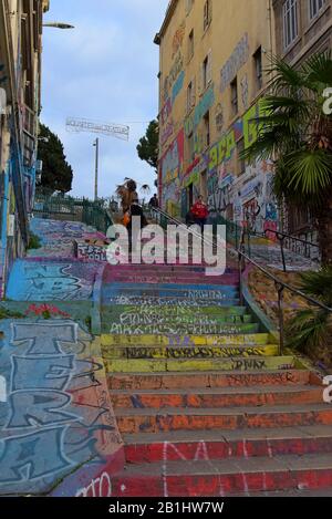 Farbenfrohe, bemalte Stufen, Straßenkunst und Graffiti vor der U-Bahn-Station Notre Dame Du Mont im Cours Julien, Quartier des Createurs, Marseille Stockfoto