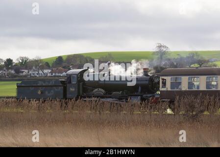 Dampflok 7828, Norton Manor, mit einem Zug über Ker Moor in Richtung Blue Anchor auf der West Somerset Railway (WSR) in Somerset, England, Großbritannien Stockfoto