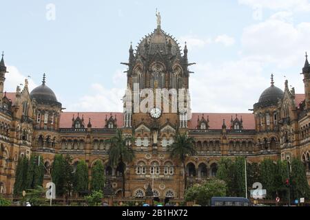 September 2019 In Mumbai, Maharashtra, Indien. Chhatrapati Shivaji Maharaj Terminus oder Victoria Terminus Bahnhof und UNESCO-Weltkulturerbe Stockfoto