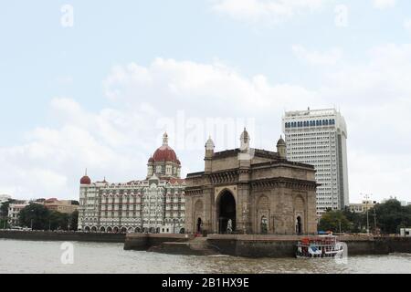 September 2019 In Mumbai, Maharashtra, Indien. Tor von Indien, Blick Auf Das Meer Vom Old and New Taj Hotel Stockfoto