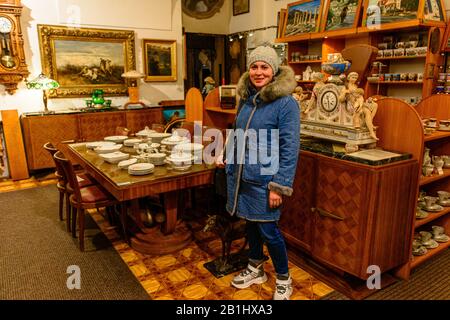 Schloss Ksiaz, Polen Am 29. Januar 2020 steht ein Mädchen am weißen Museum der Burg. Stockfoto