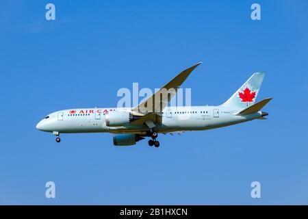 Air Canada Airlines Flugzeug Vorbereitung auf die Landung zur Tageszeit auf dem internationalen Flughafen Stockfoto